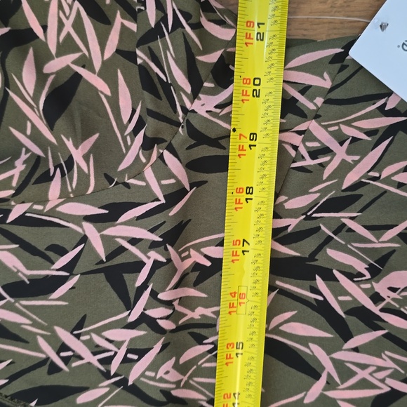 LIZ CLAIBORNE WOMEN'S BEAUTIFUL GREEN, PINK & BLACK SHORT SLEEVE TOP SIZE MEDIUM - Picture 11 of 16